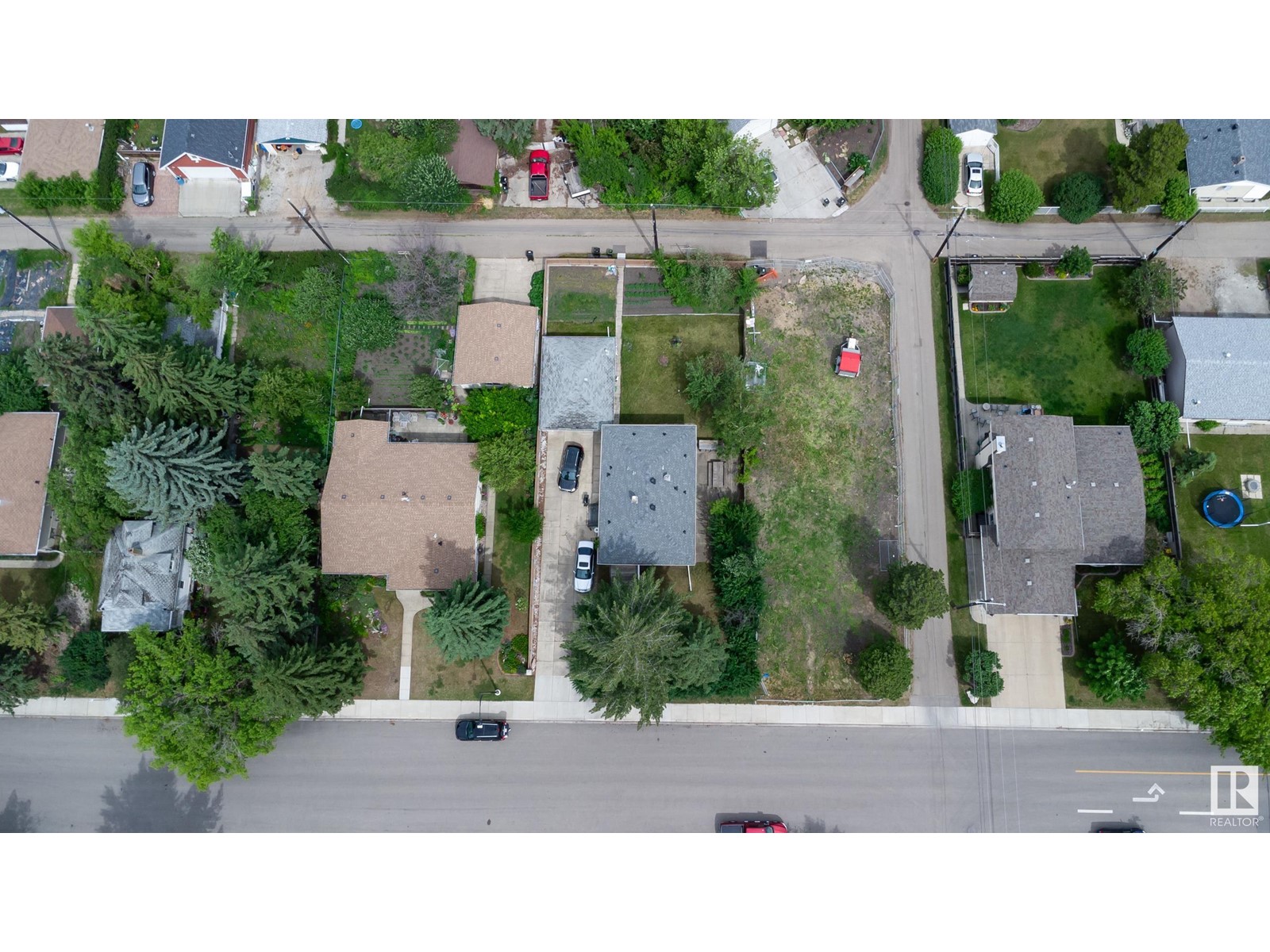 8316 73 AV NW