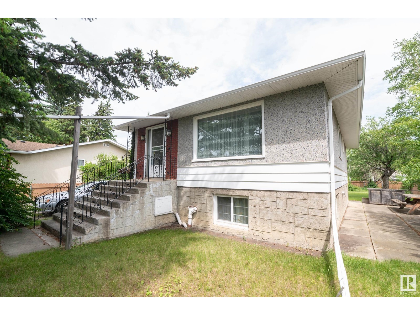 8316 73 AV NW