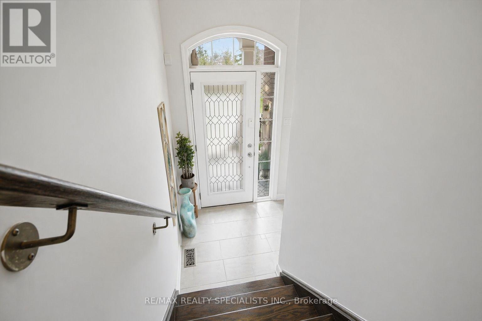 82 OAKMORE LANE