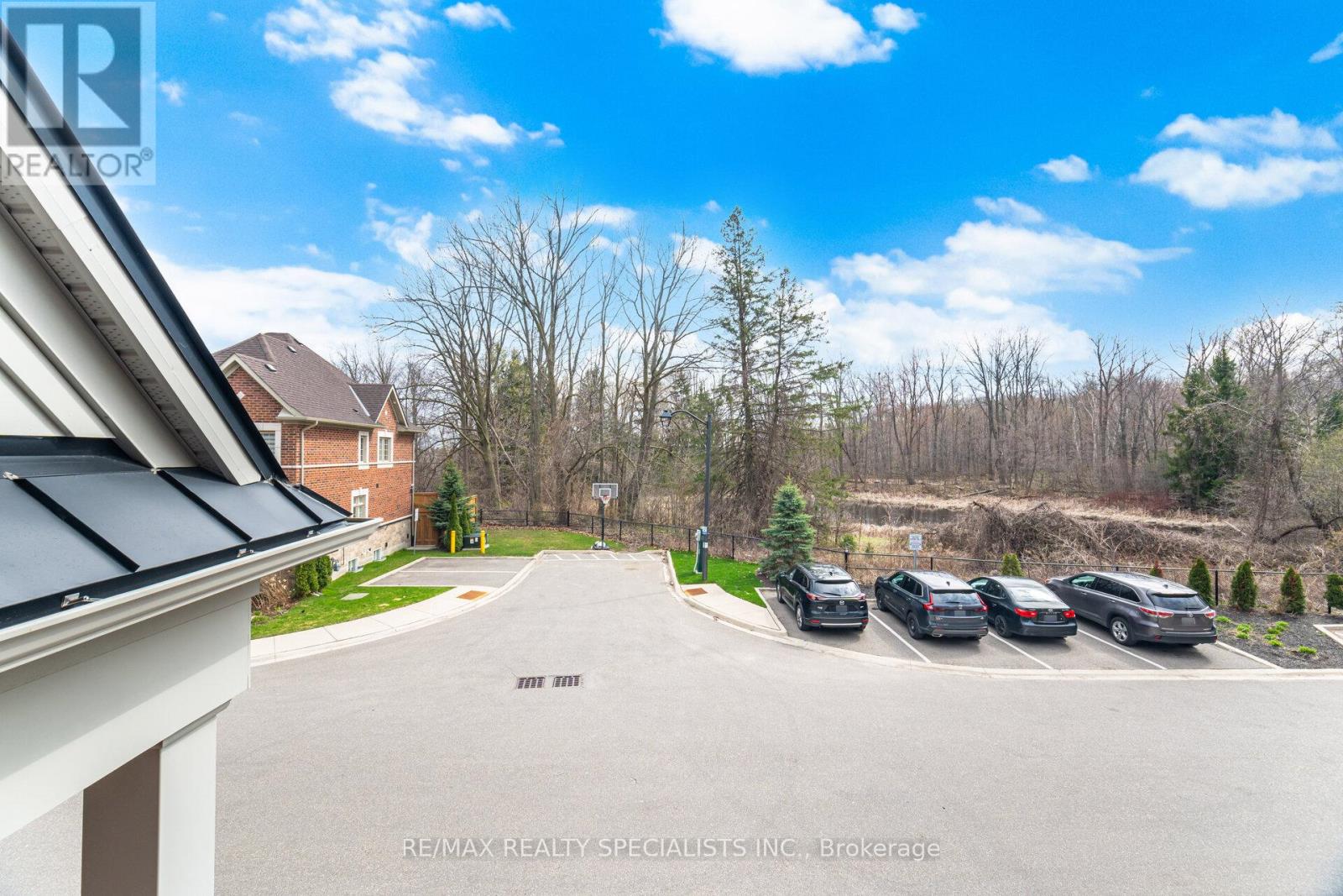 82 OAKMORE LANE