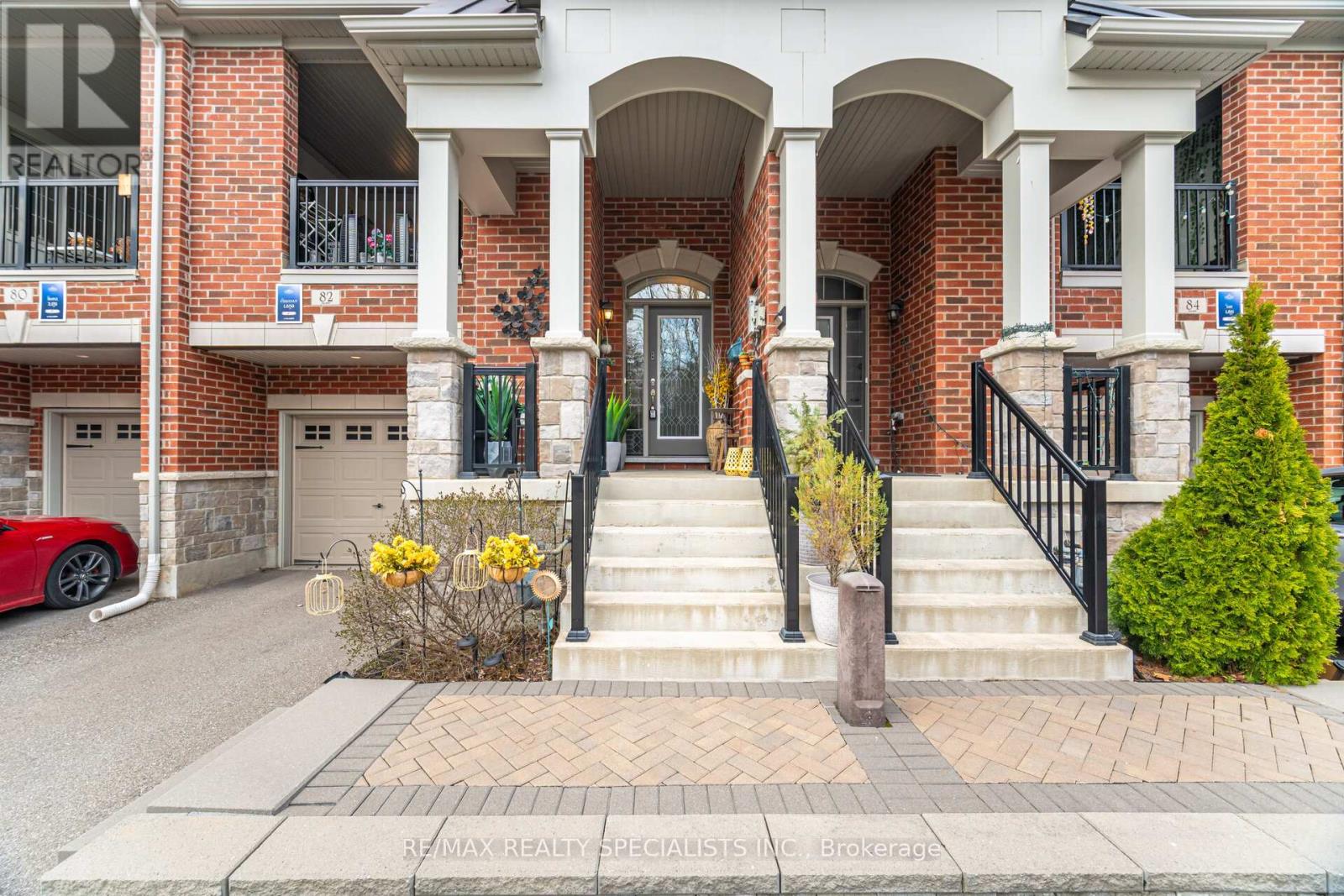 82 OAKMORE LANE