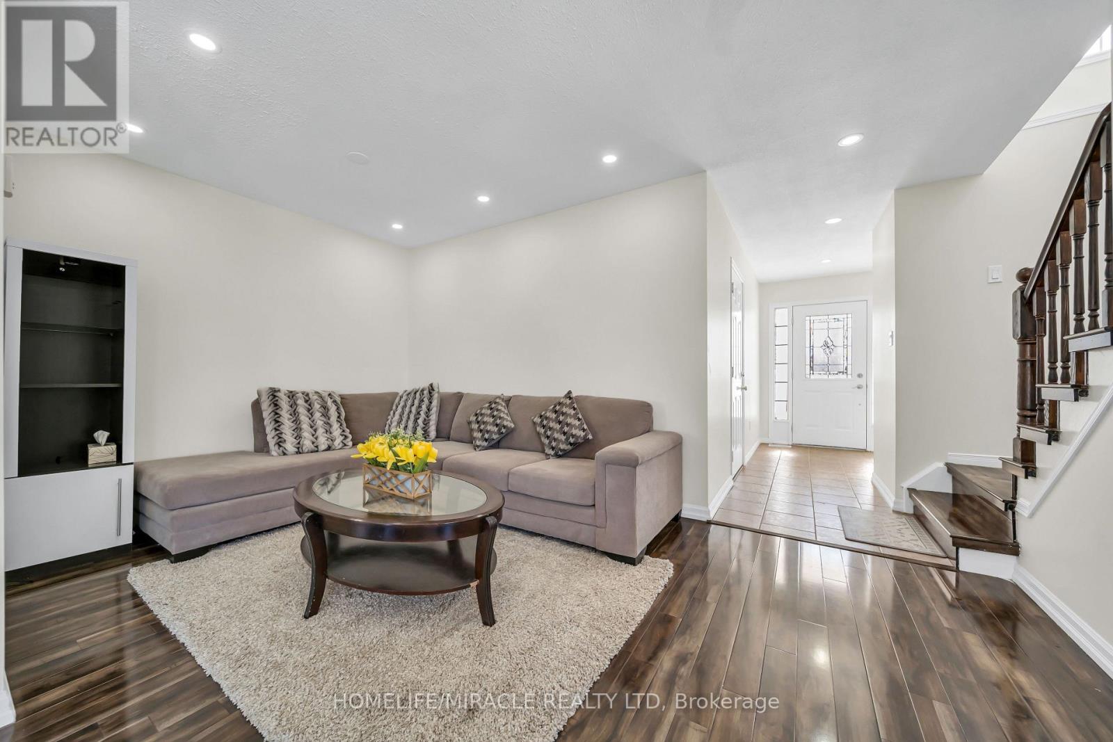 25 BREESEGARDEN LANE