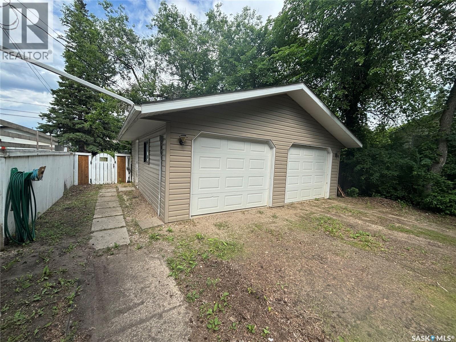 208 Stovel AVENUE E