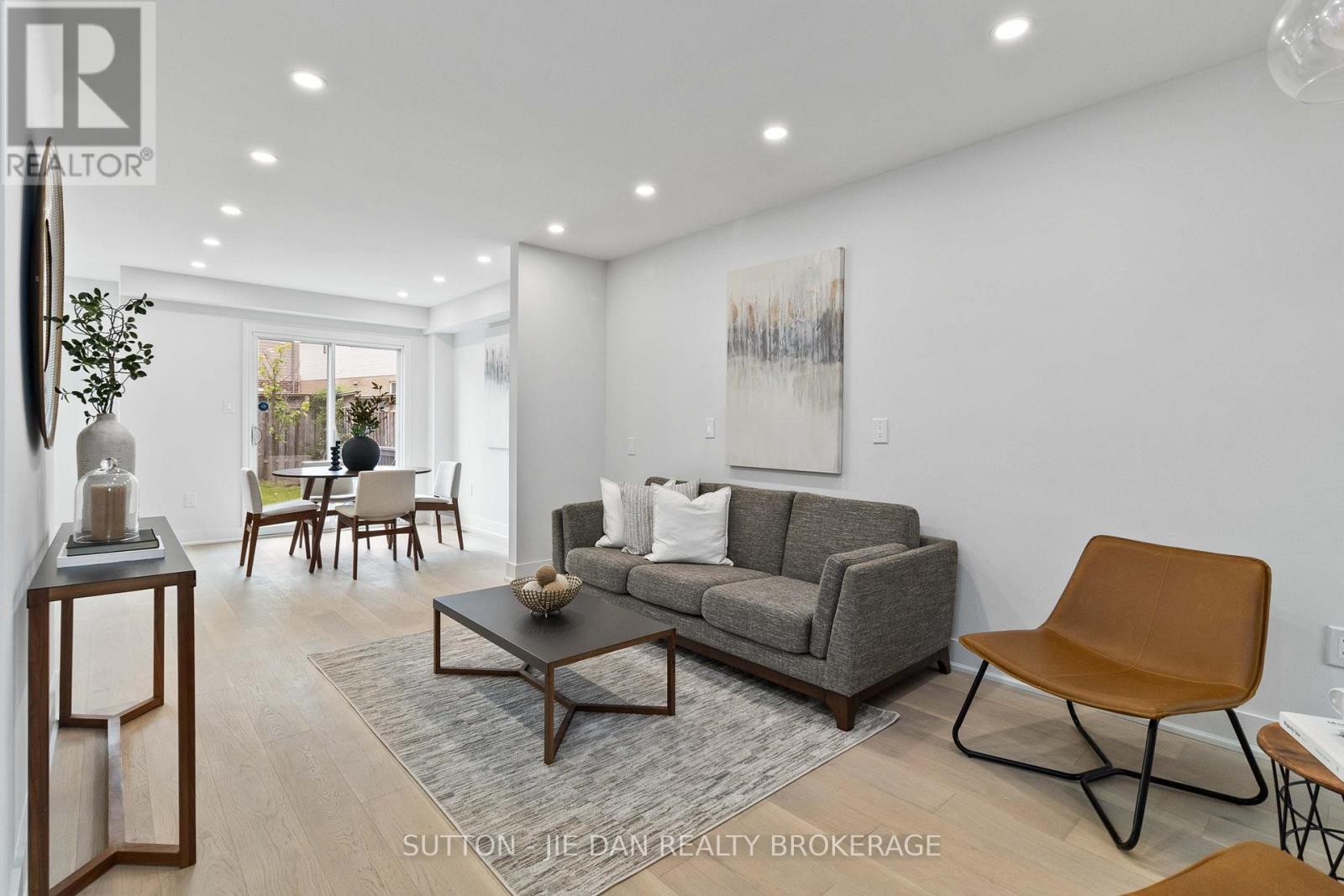 989 MAPLERIDGE STREET