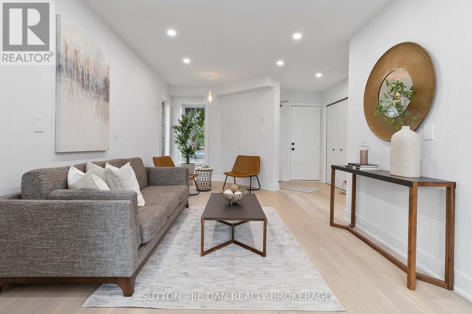 989 MAPLERIDGE STREET