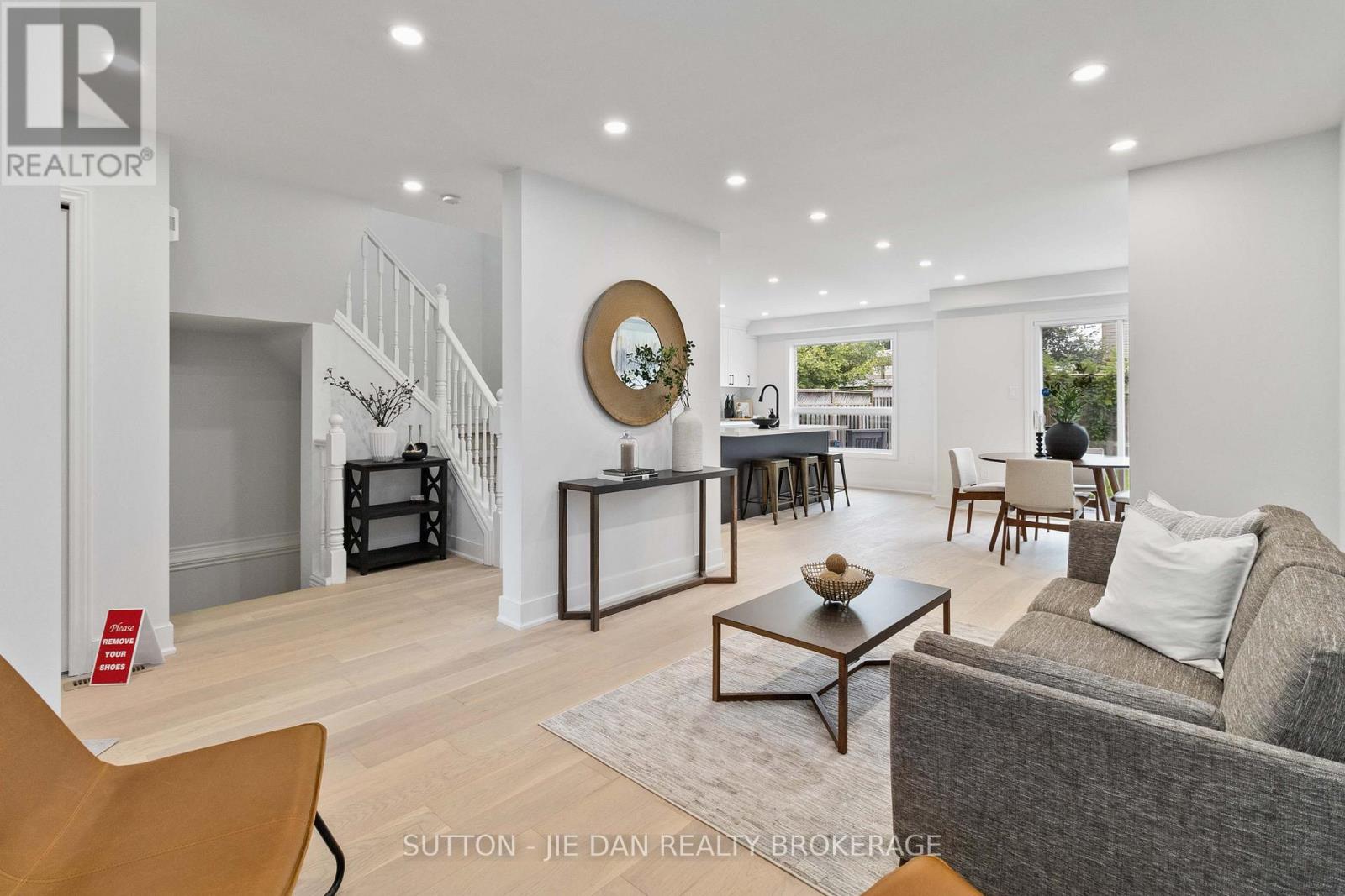 989 MAPLERIDGE STREET