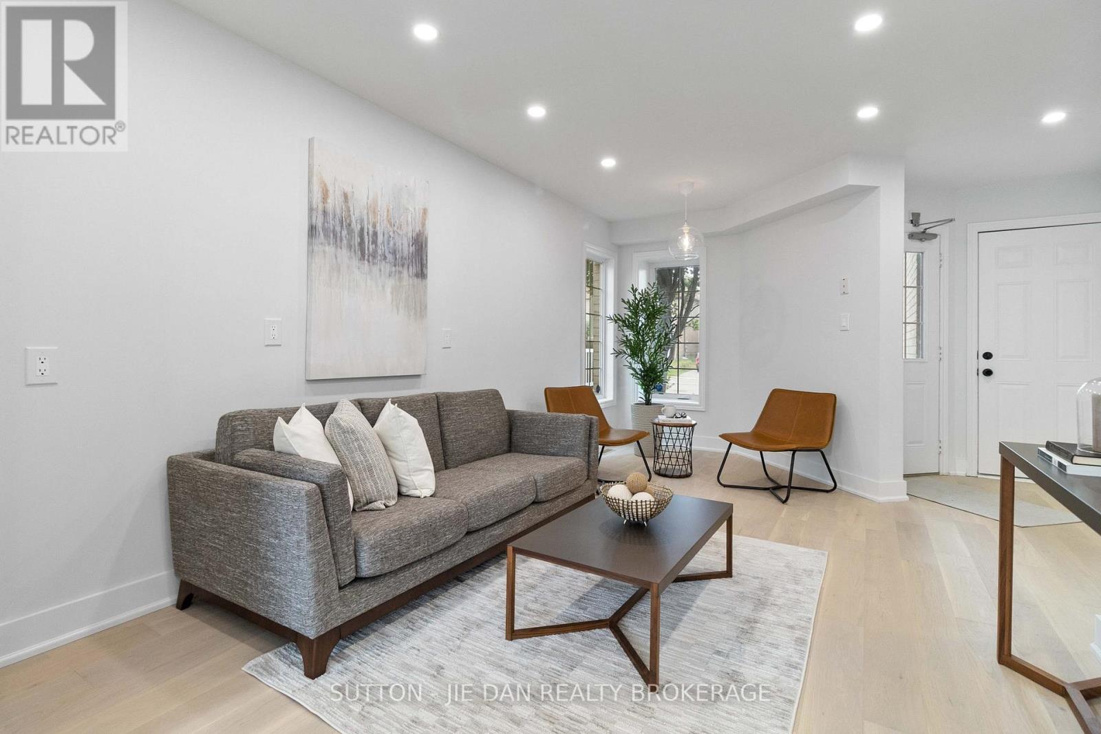 989 MAPLERIDGE STREET