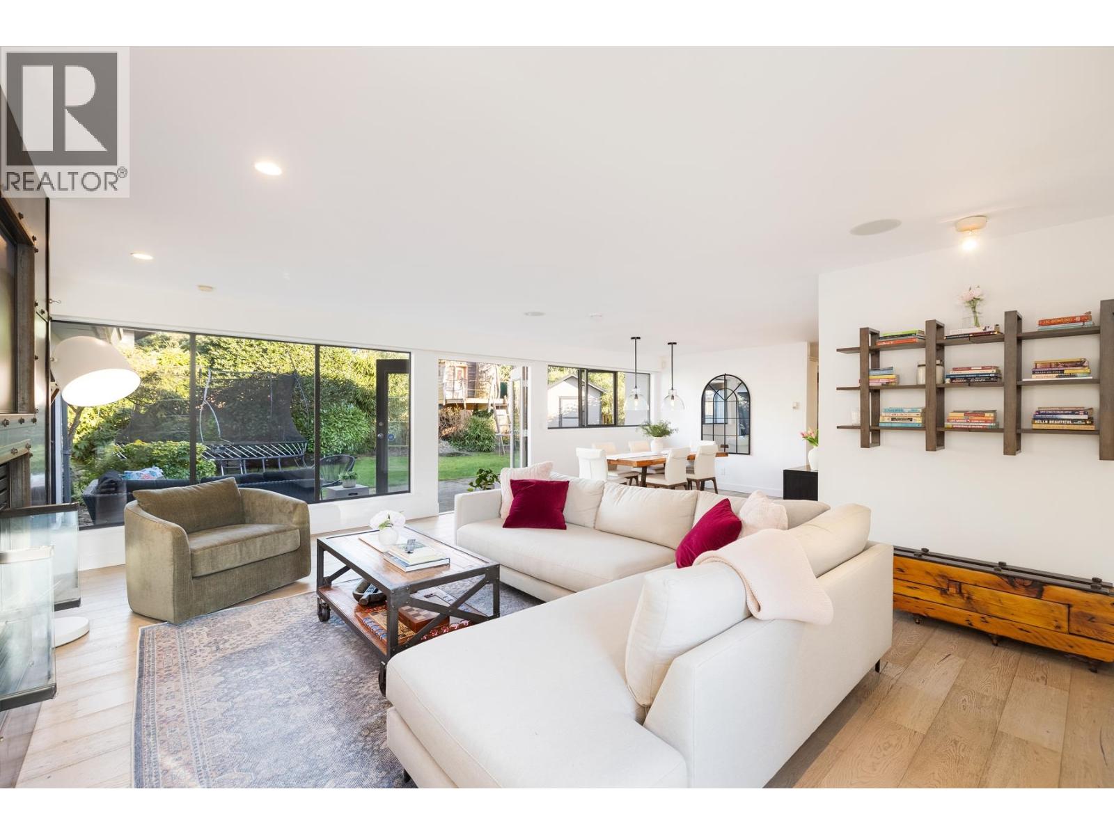 4198 SUNSET BOULEVARD