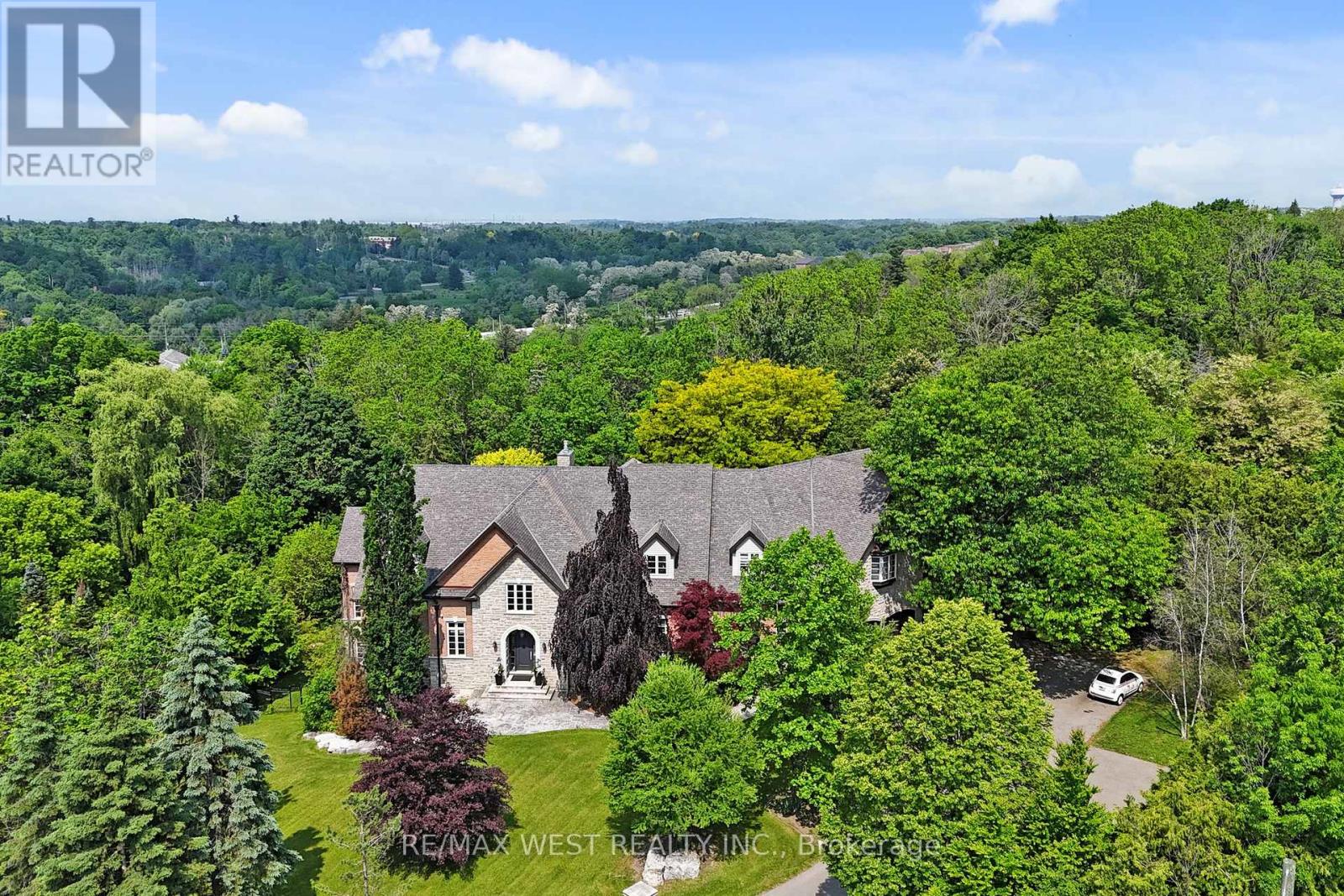32 DALEVIEW COURT
