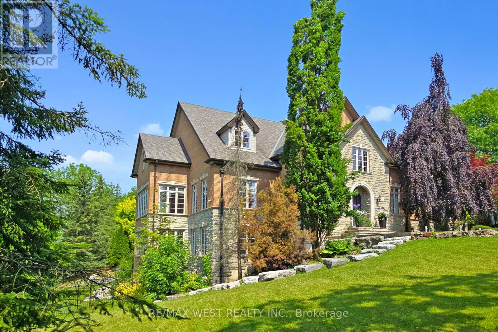 32 DALEVIEW COURT