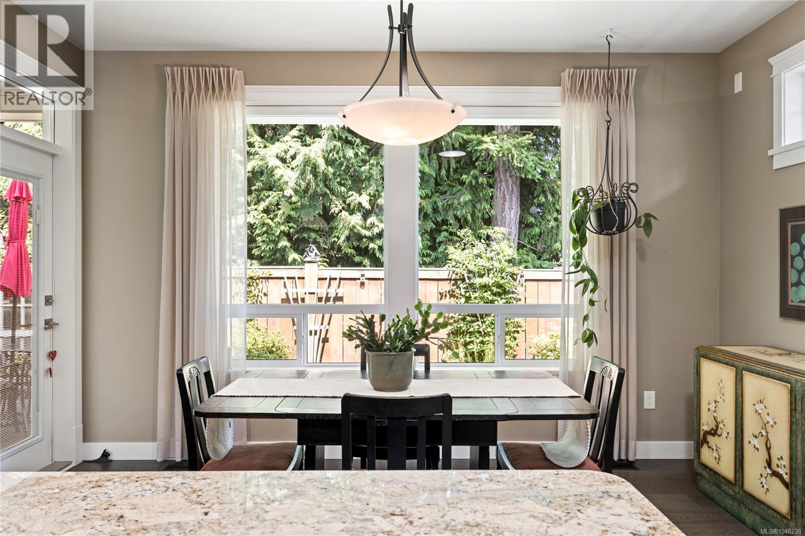 825 Parkside Cres