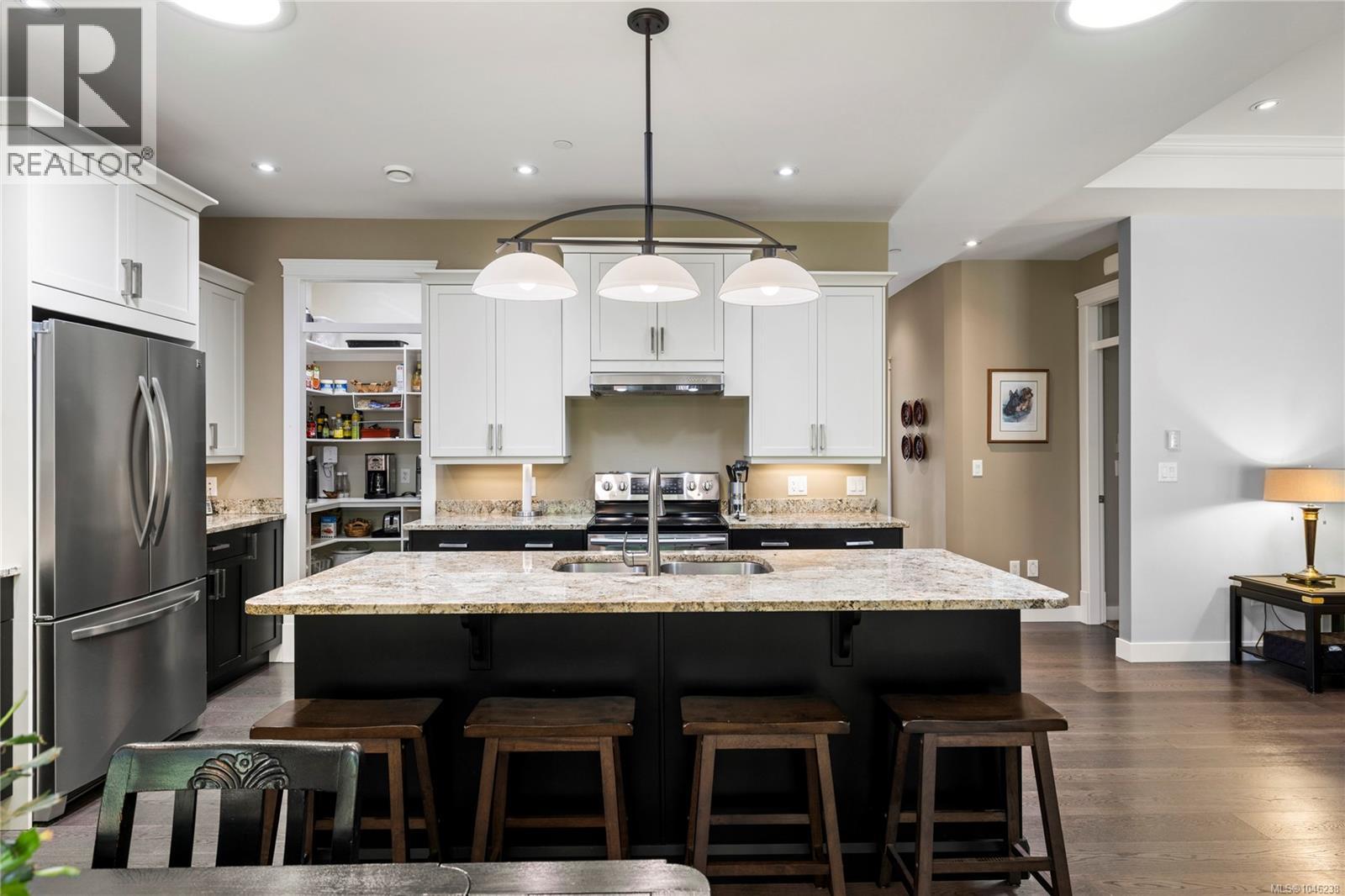 825 Parkside Cres