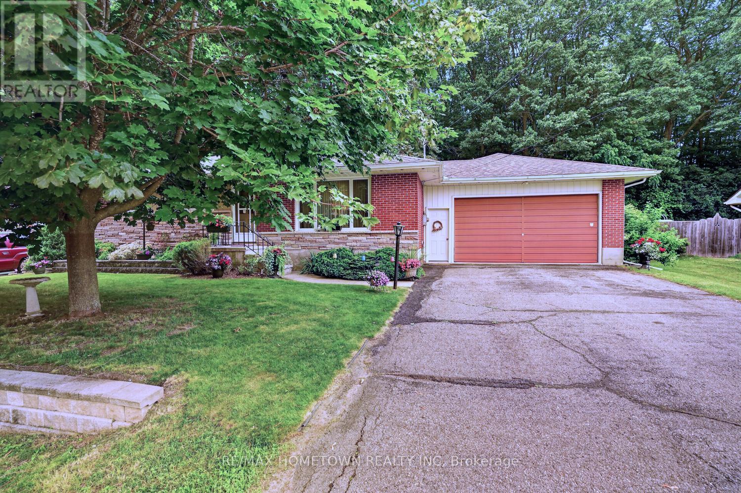 21 FAIRWAY CRESCENT