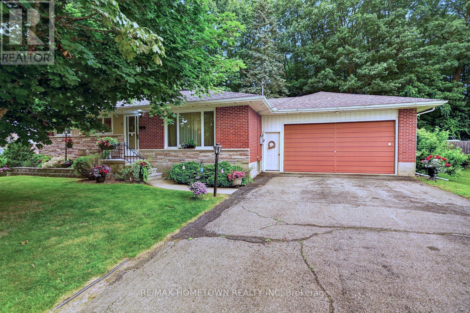 21 FAIRWAY CRESCENT