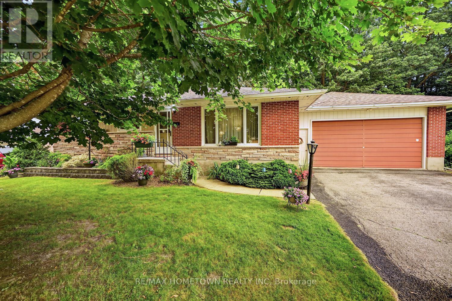 21 FAIRWAY CRESCENT