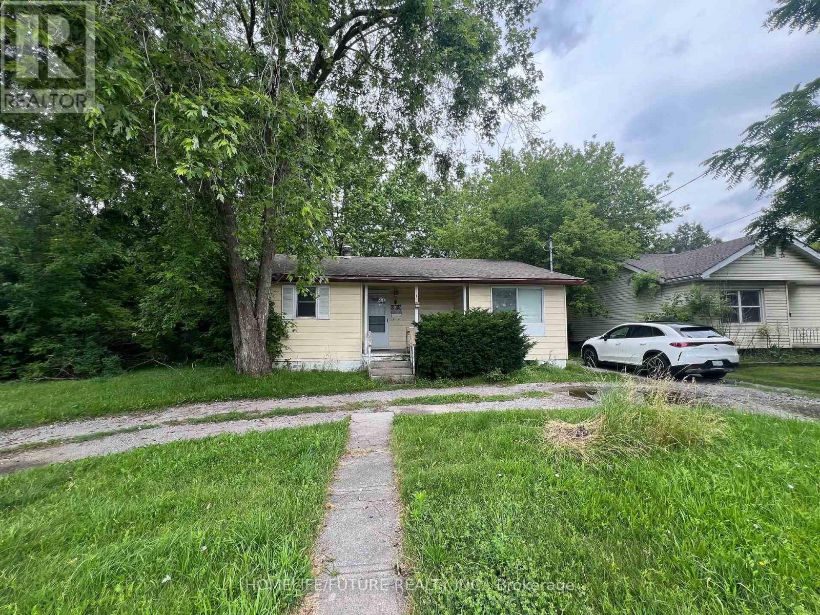 804 DUNDAS STREET W