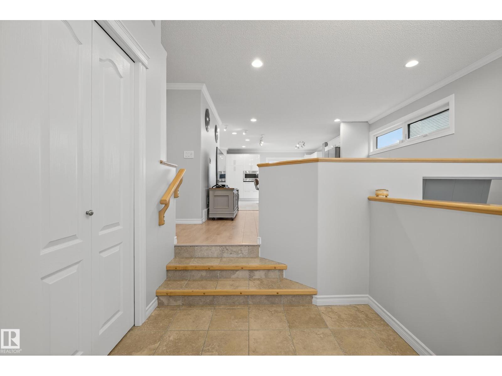 8 CHAPLIN LN