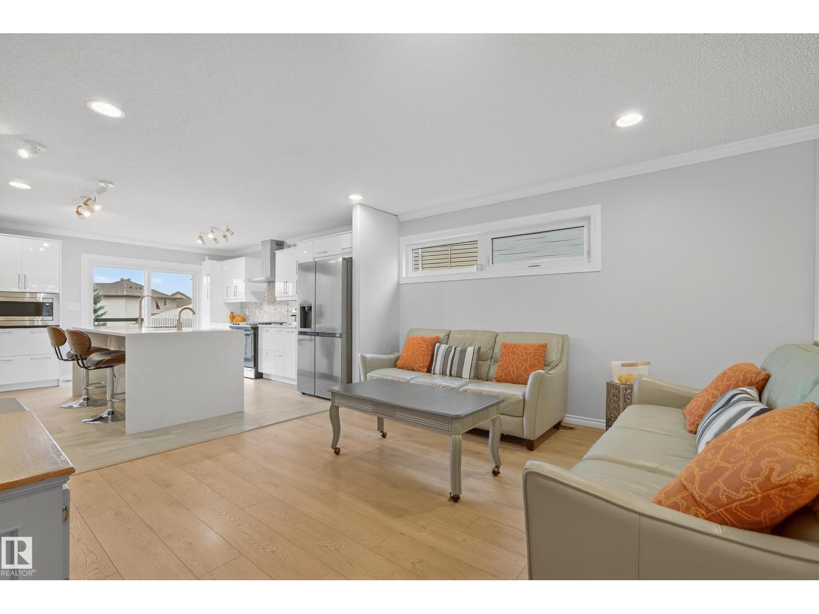 8 CHAPLIN LN
