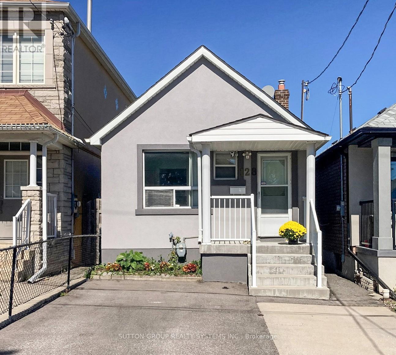 Photo 1 of 22 — 128 NORTHLAND AVENUE, Toronto (Rockcliffe-Smythe), ON M6N2E2