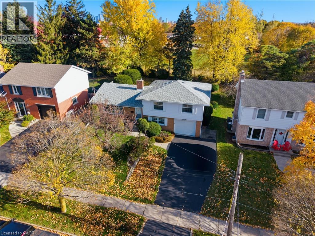 30 THORNRIDGE Crescent