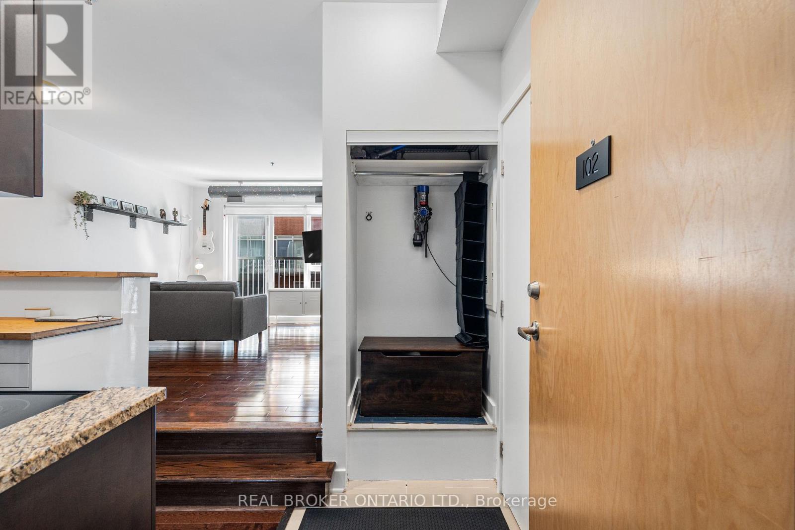 102 - 360 CUMBERLAND STREET