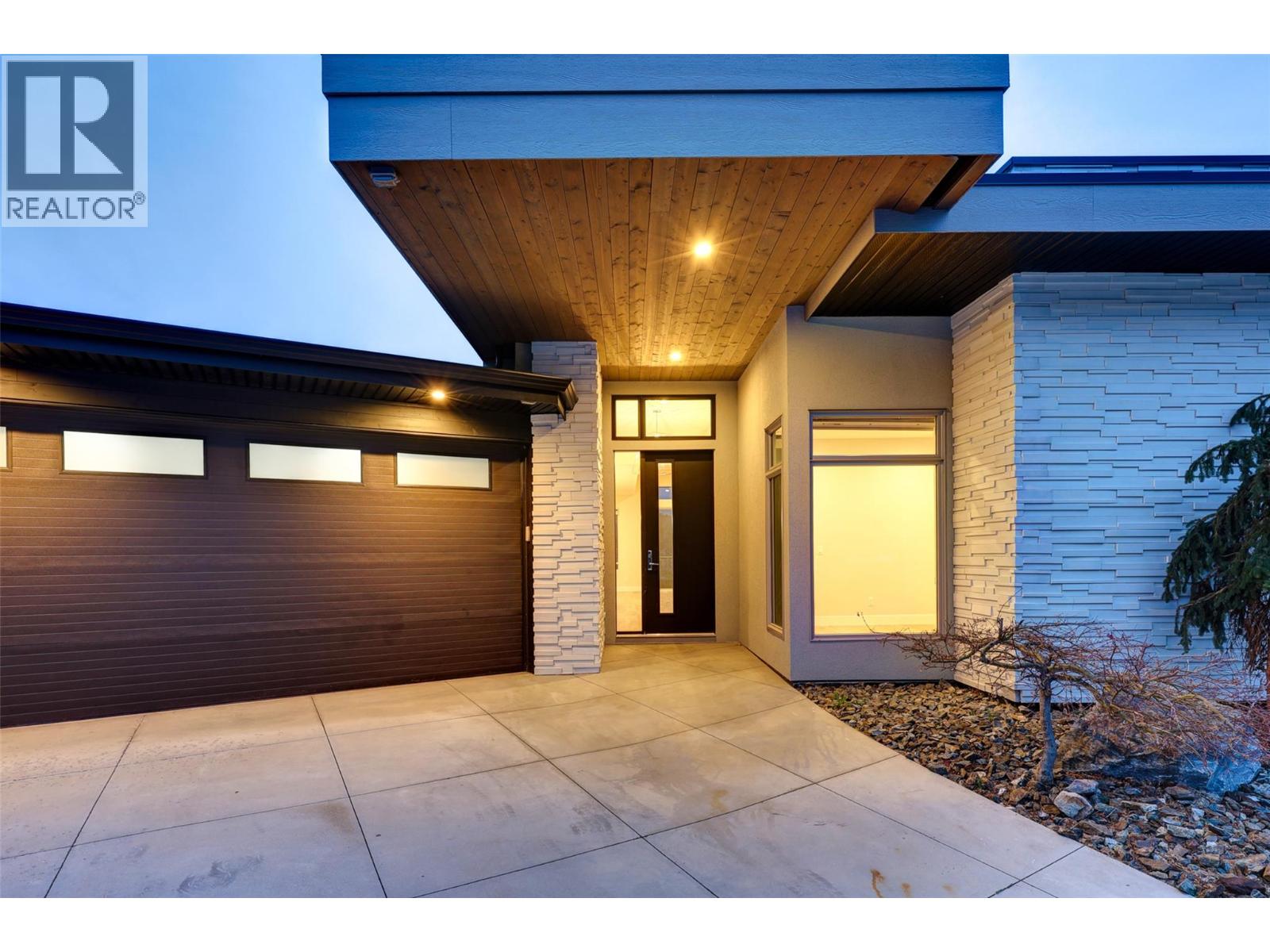 1341 Sladen Crescent