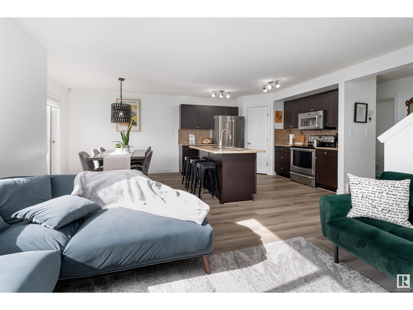 17249 8A AV SW