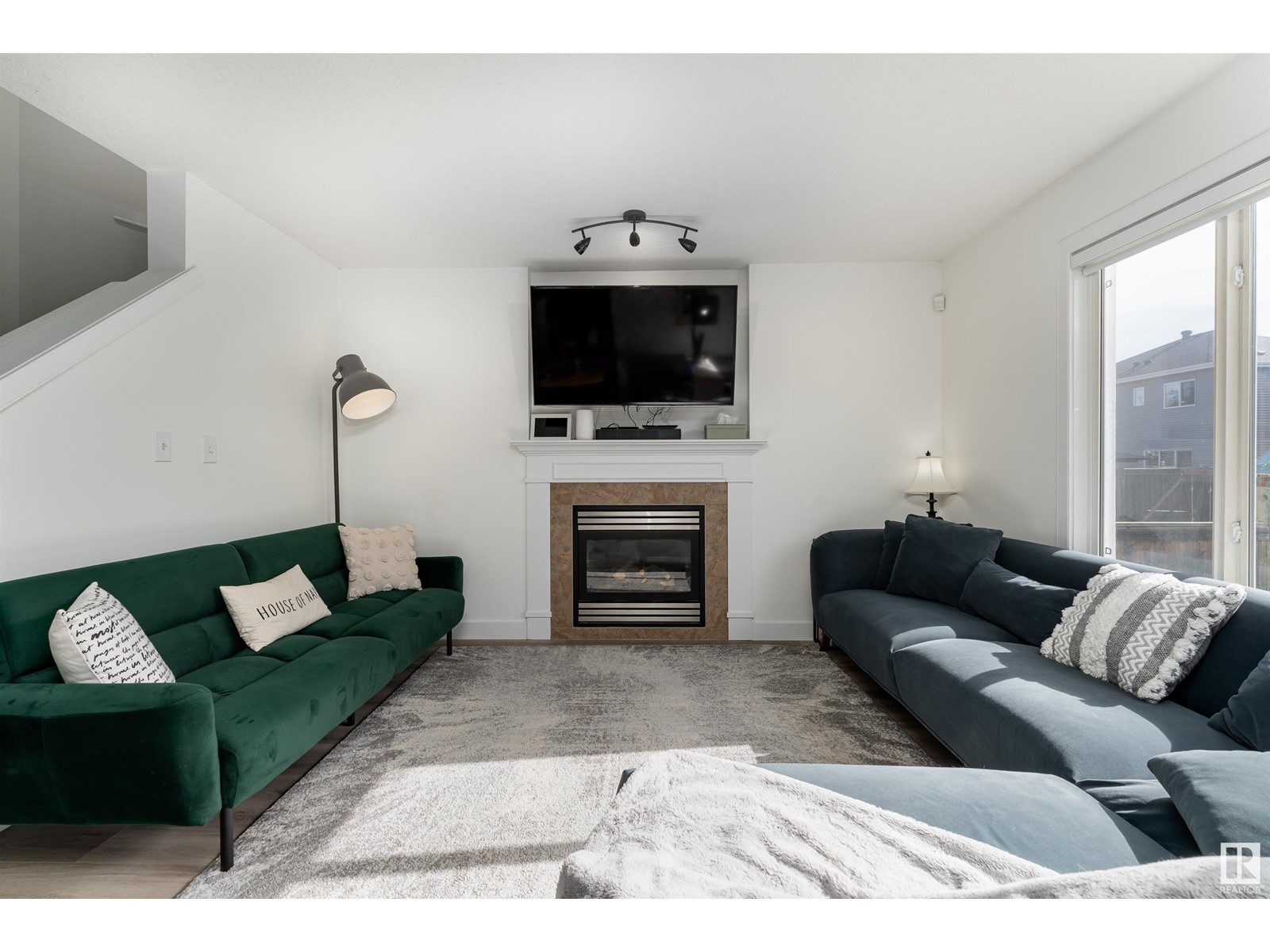17249 8A AV SW