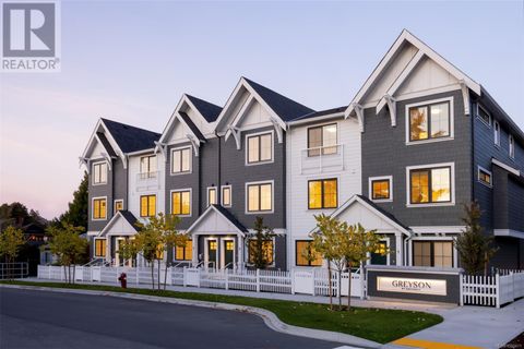 TH21 3450 Whittier Ave Saanich BC V8Z3R2
