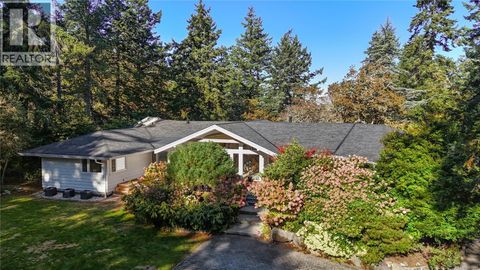 2623 Queenswood Dr Saanich BC V8N1X6