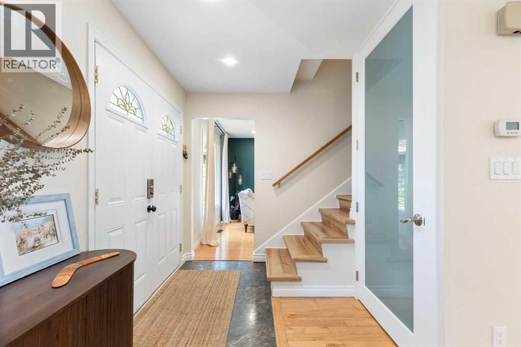 8 Midridge Bay SE