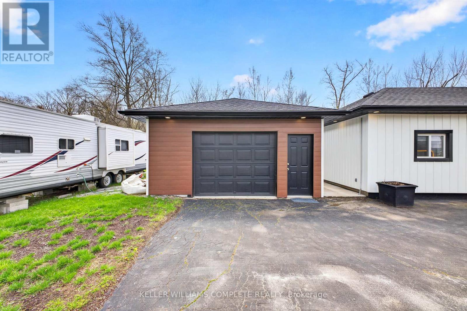 2525 VIMY ROAD
