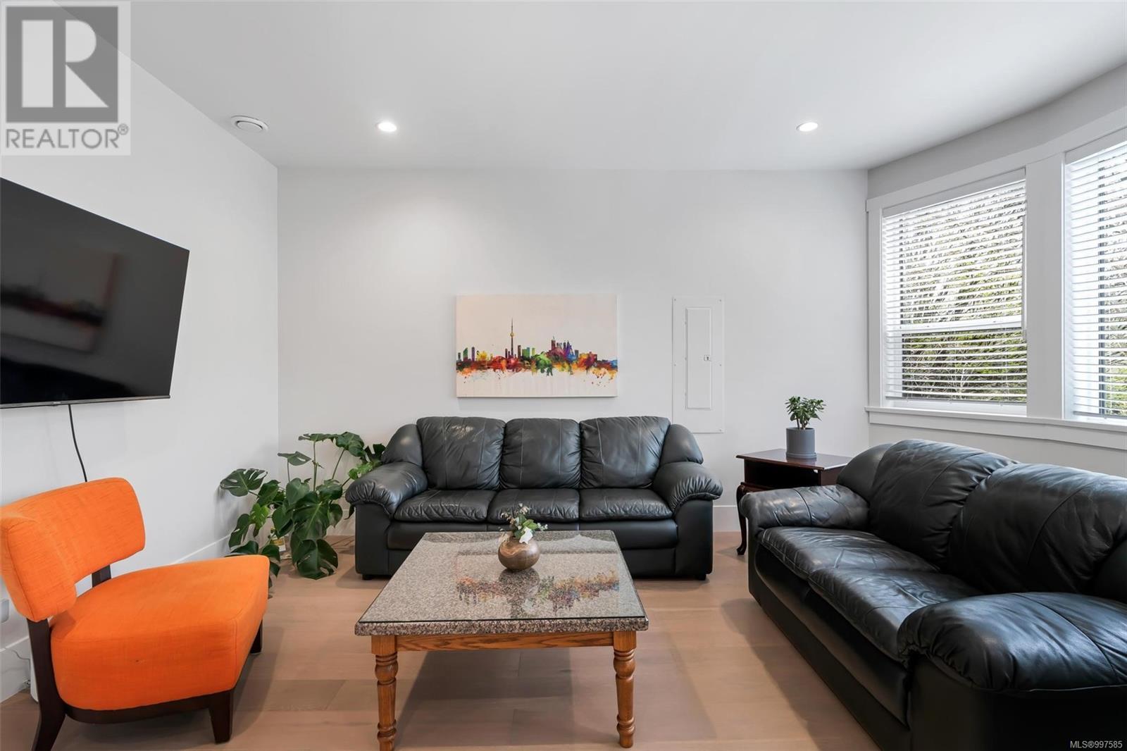 256 Superior St