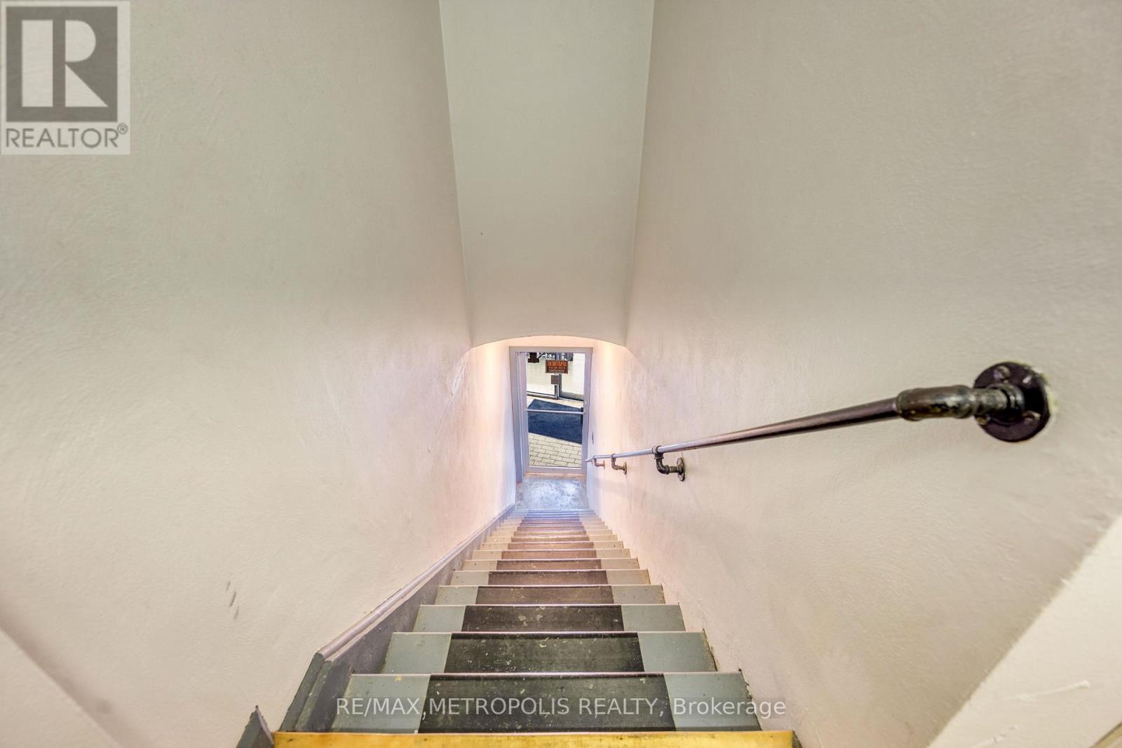 #1 UPPER - 1548 ST. CLAIR PARKWAY