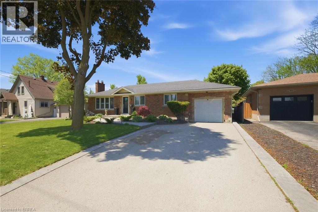 8 QUEENSWAY Drive