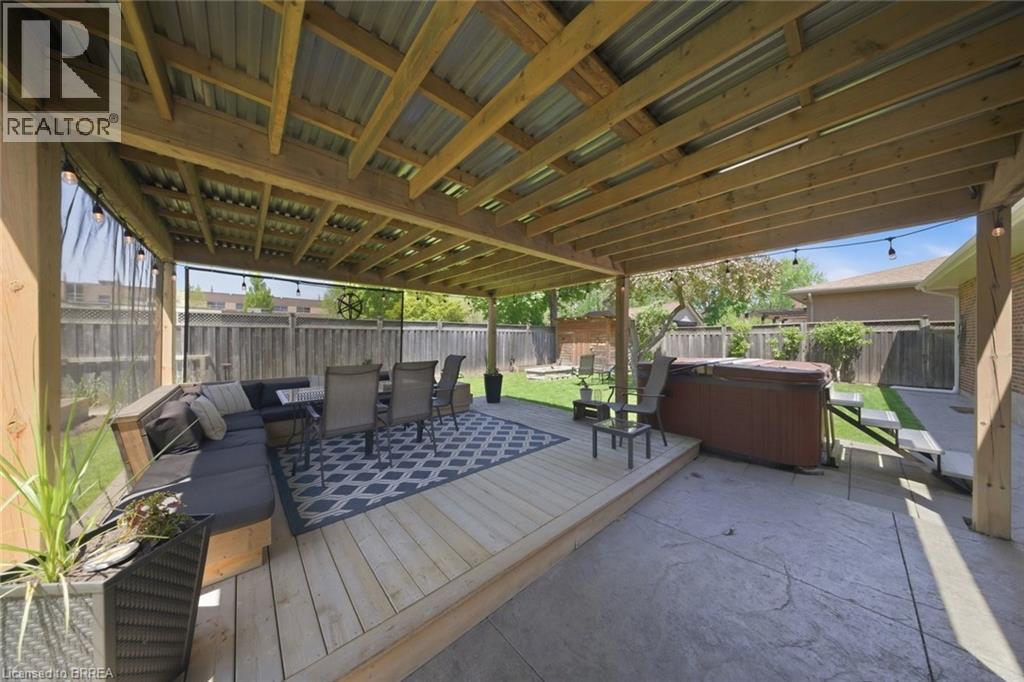 8 QUEENSWAY Drive
