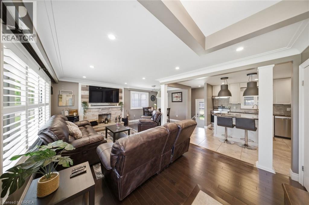 8 QUEENSWAY Drive