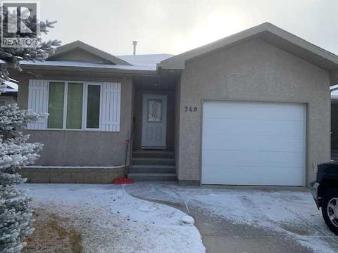749 Blackfoot Terrace W Lethbridge AB T1K7Y6