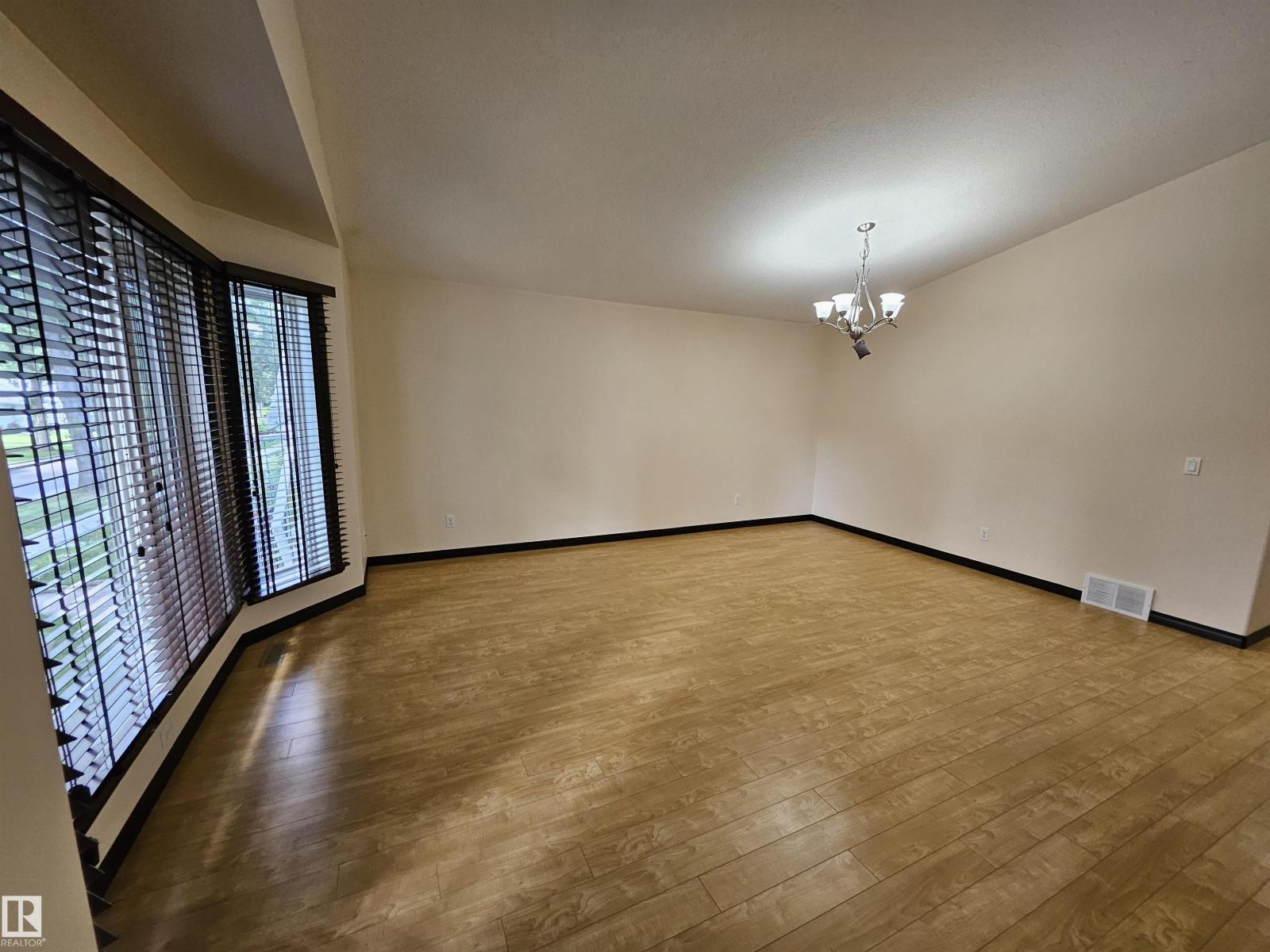 12037 58 ST NW