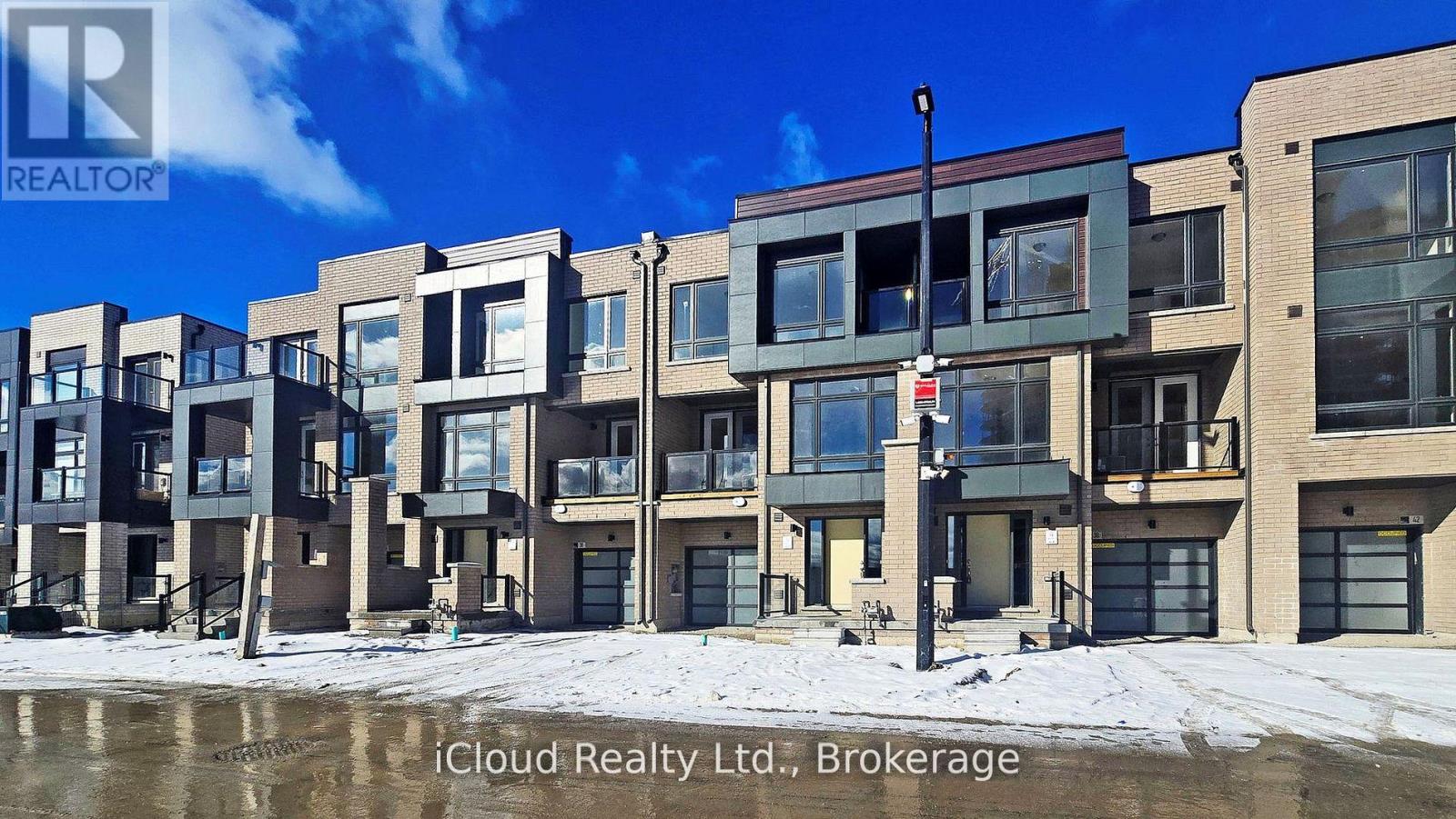 Photo 1 of 25 — 38 DANDARA GATE, Vaughan (Steeles West Industrial), ON L4L0M6