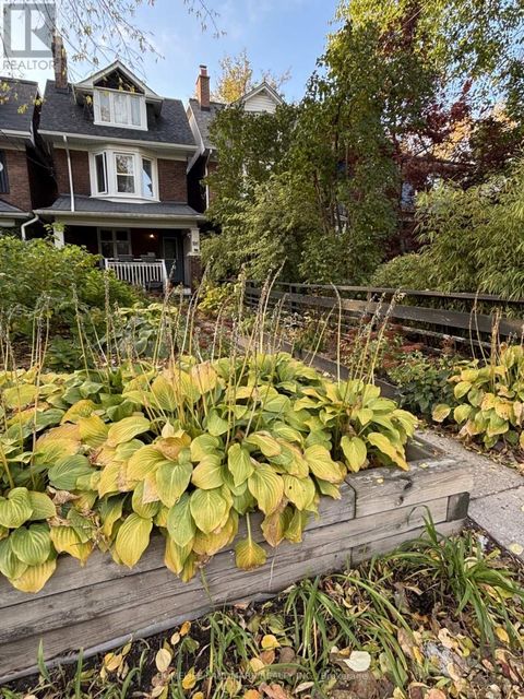 # UPPER - 186 KINGSTON ROAD Toronto (Woodbine Corridor) ON M4L1S7