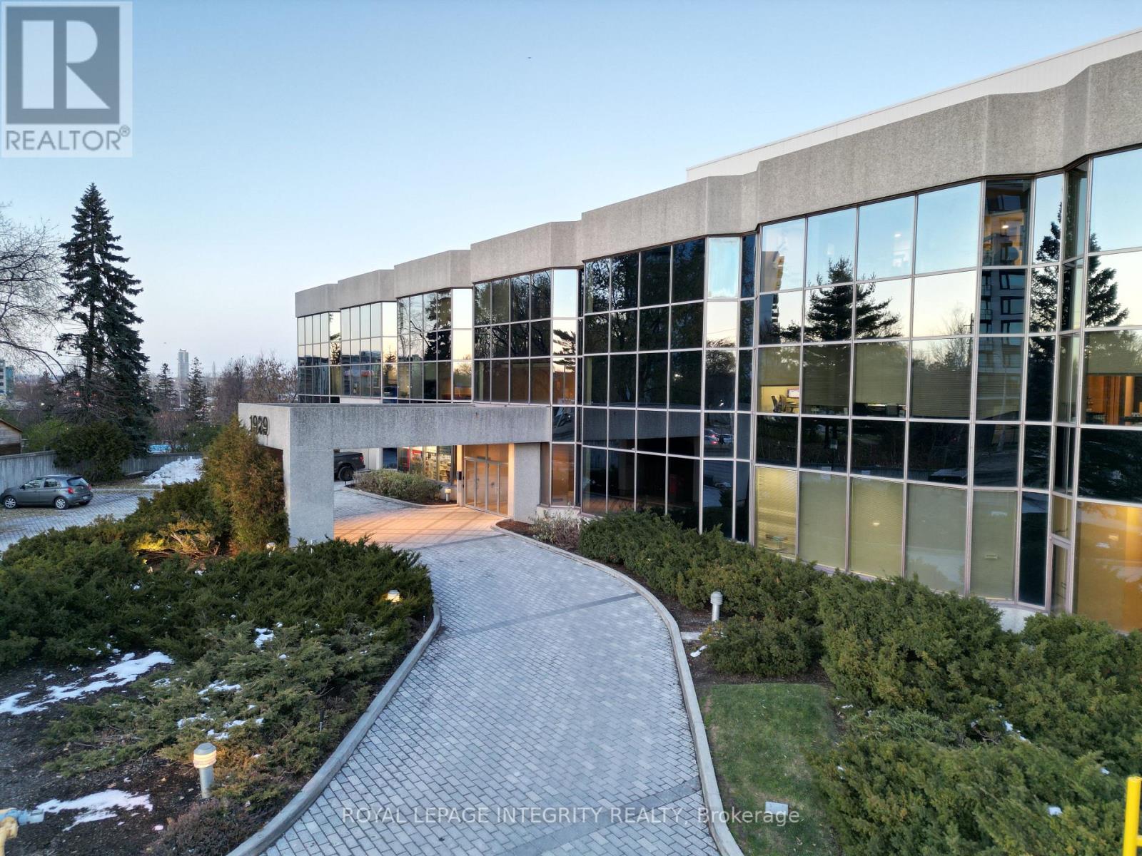 204 - 1929 RUSSELL ROAD