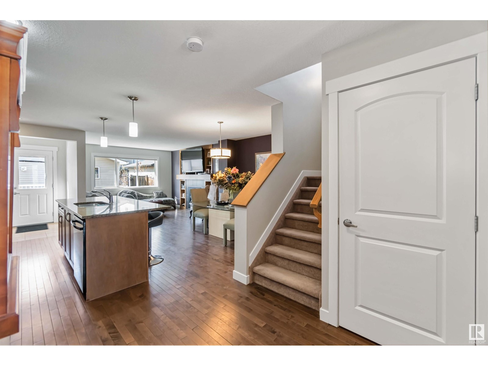 9760 220 ST NW