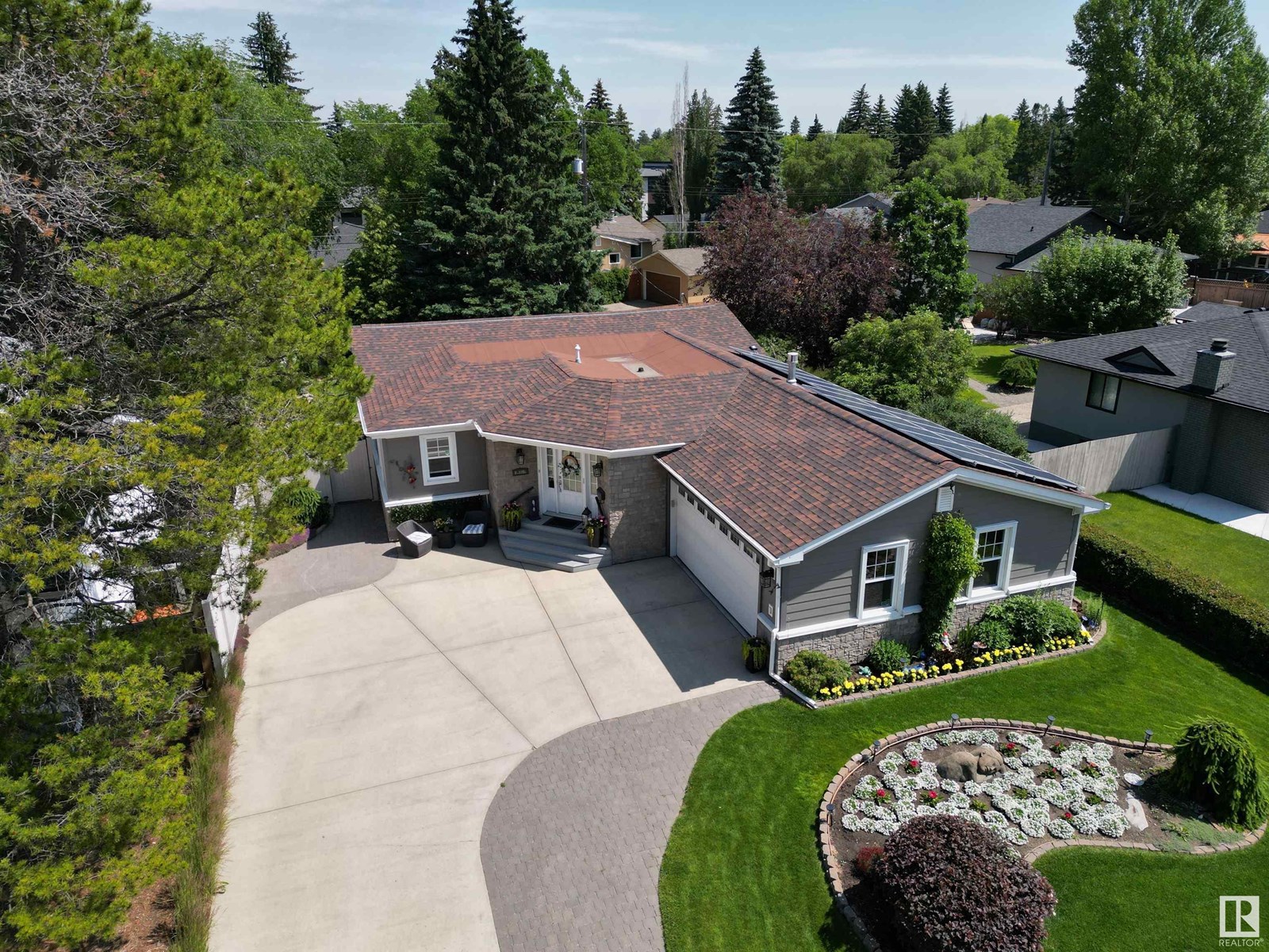 157 LAURIER DR NW
