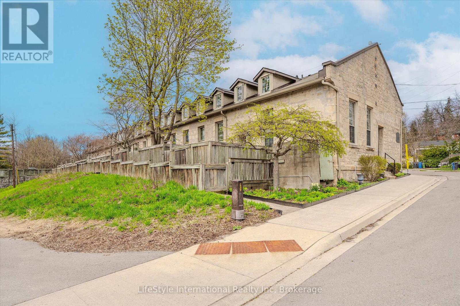 6 - 196 ARTHUR STREET N