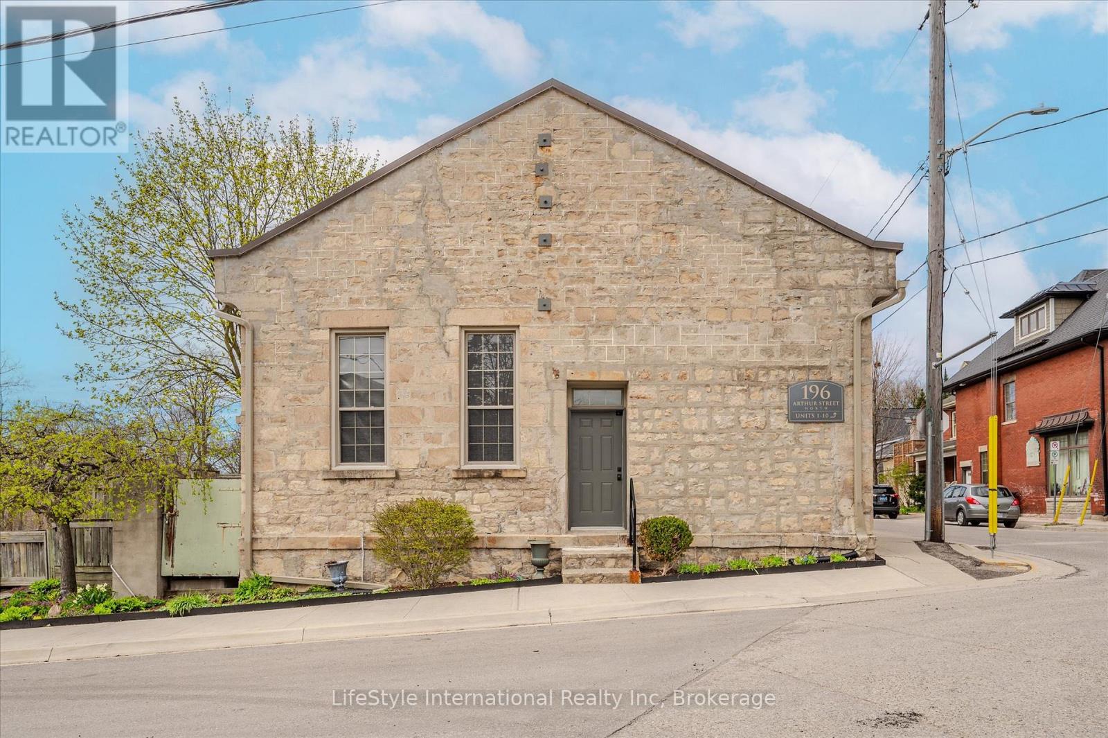 6 - 196 ARTHUR STREET N