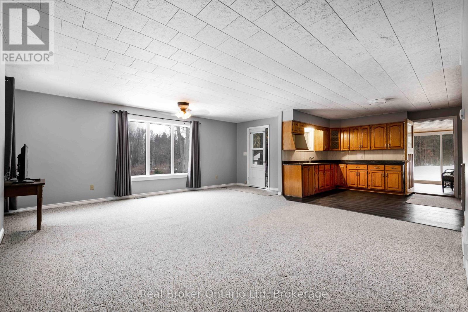 16 TWIN RIVER DRIVE N