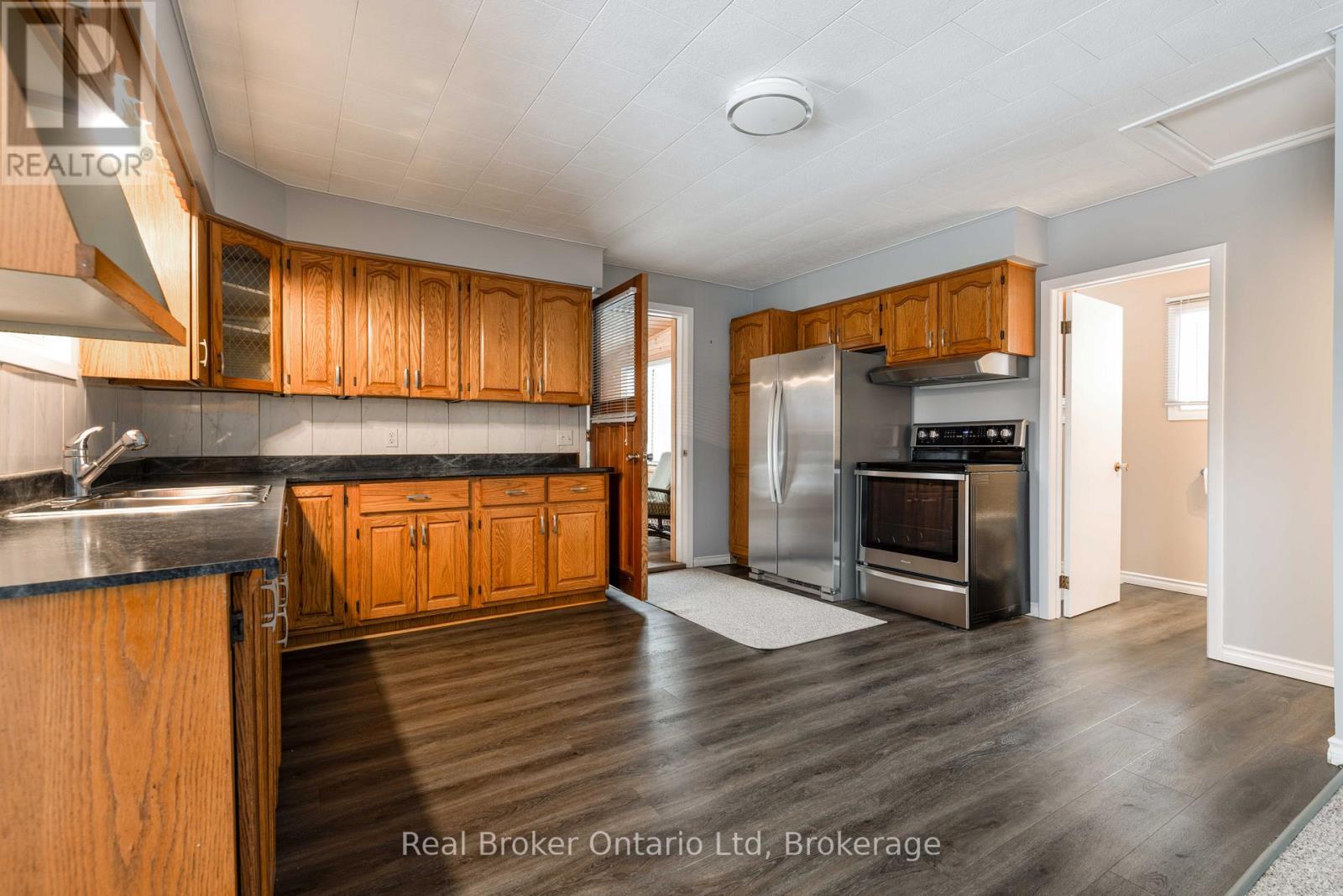 16 TWIN RIVER DRIVE N