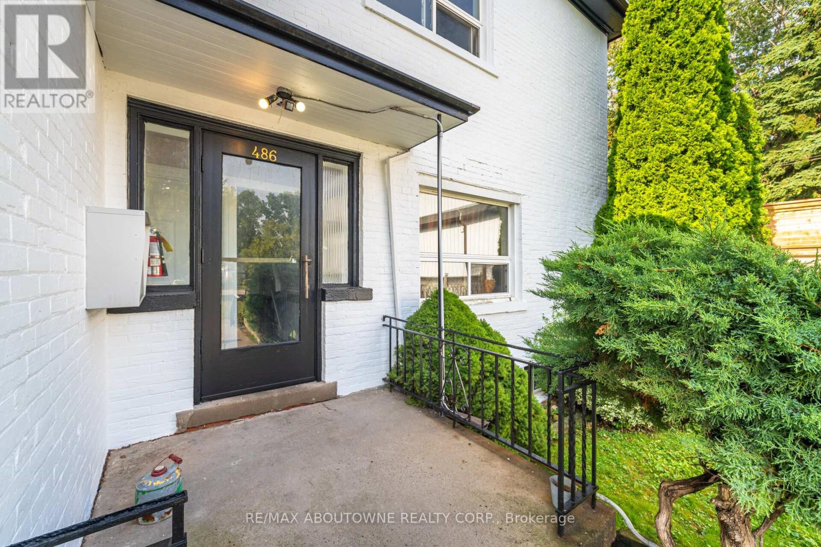 3 - 486 HOLTBY AVENUE