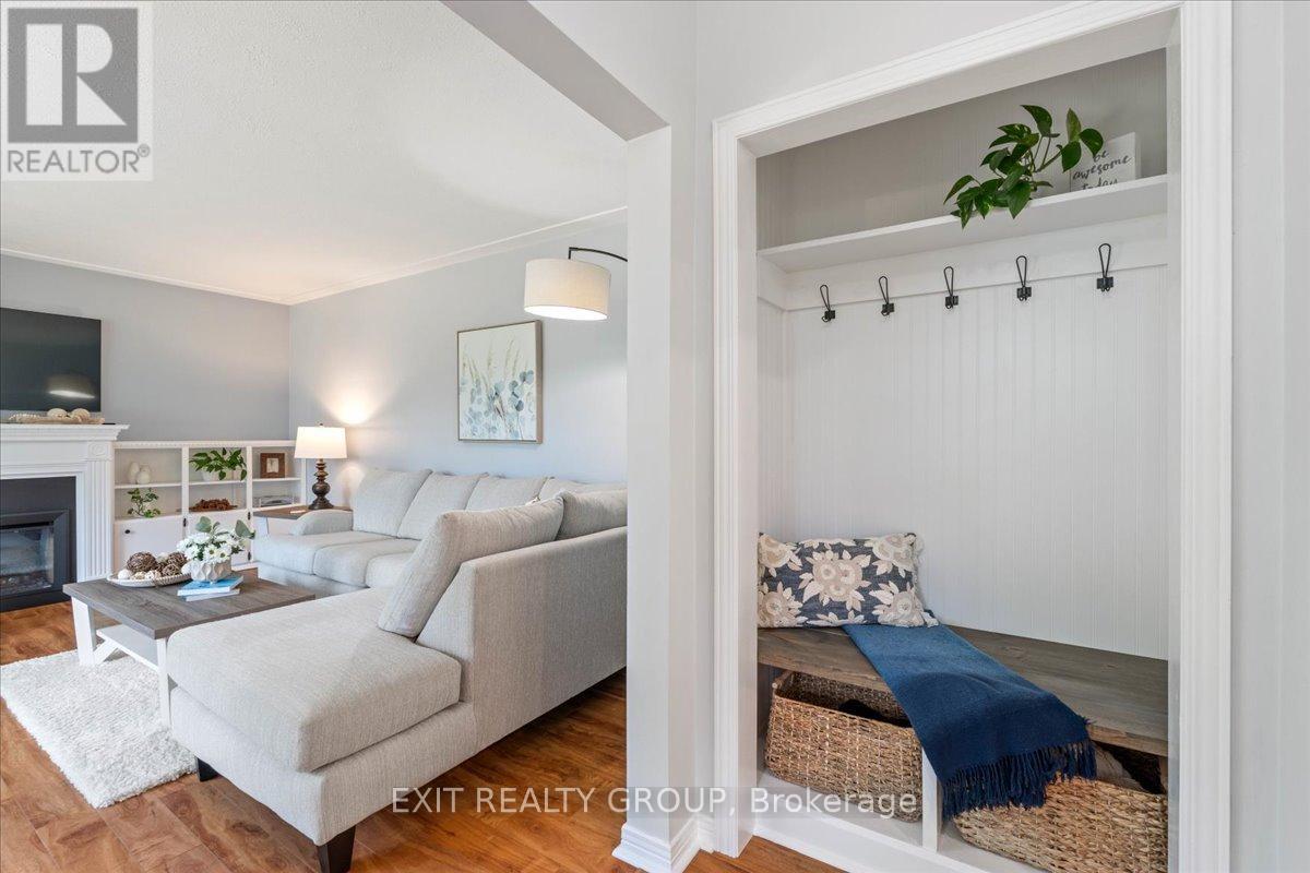 421 DUNDAS STREET W